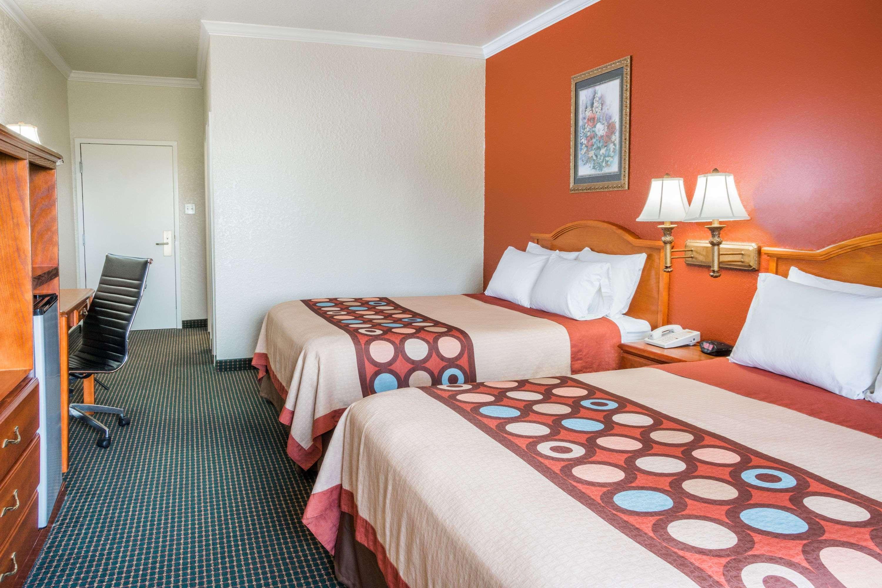 Super 8 By Wyndham Brookshire Tx Otel Dış mekan fotoğraf