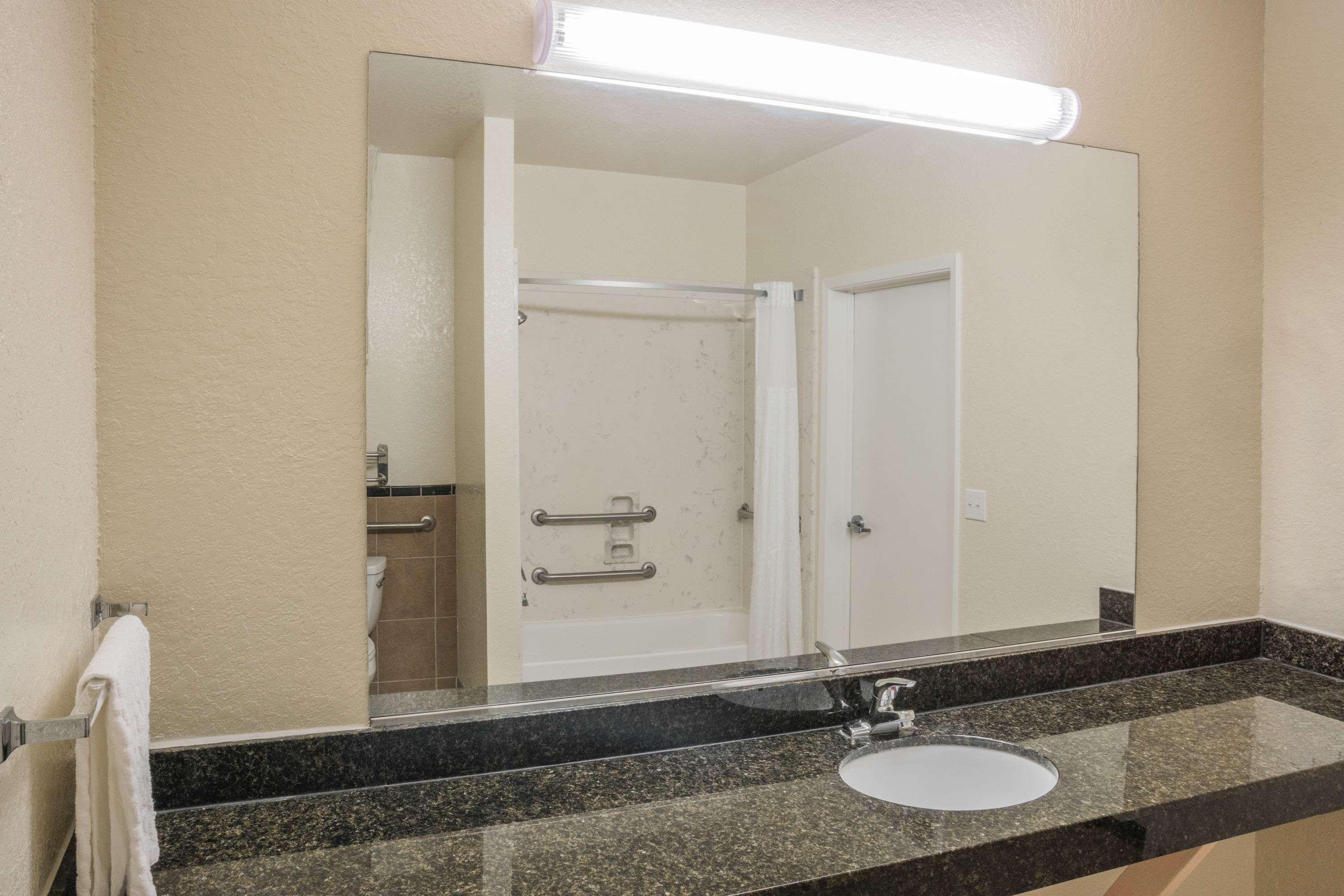 Super 8 By Wyndham Brookshire Tx Otel Dış mekan fotoğraf
