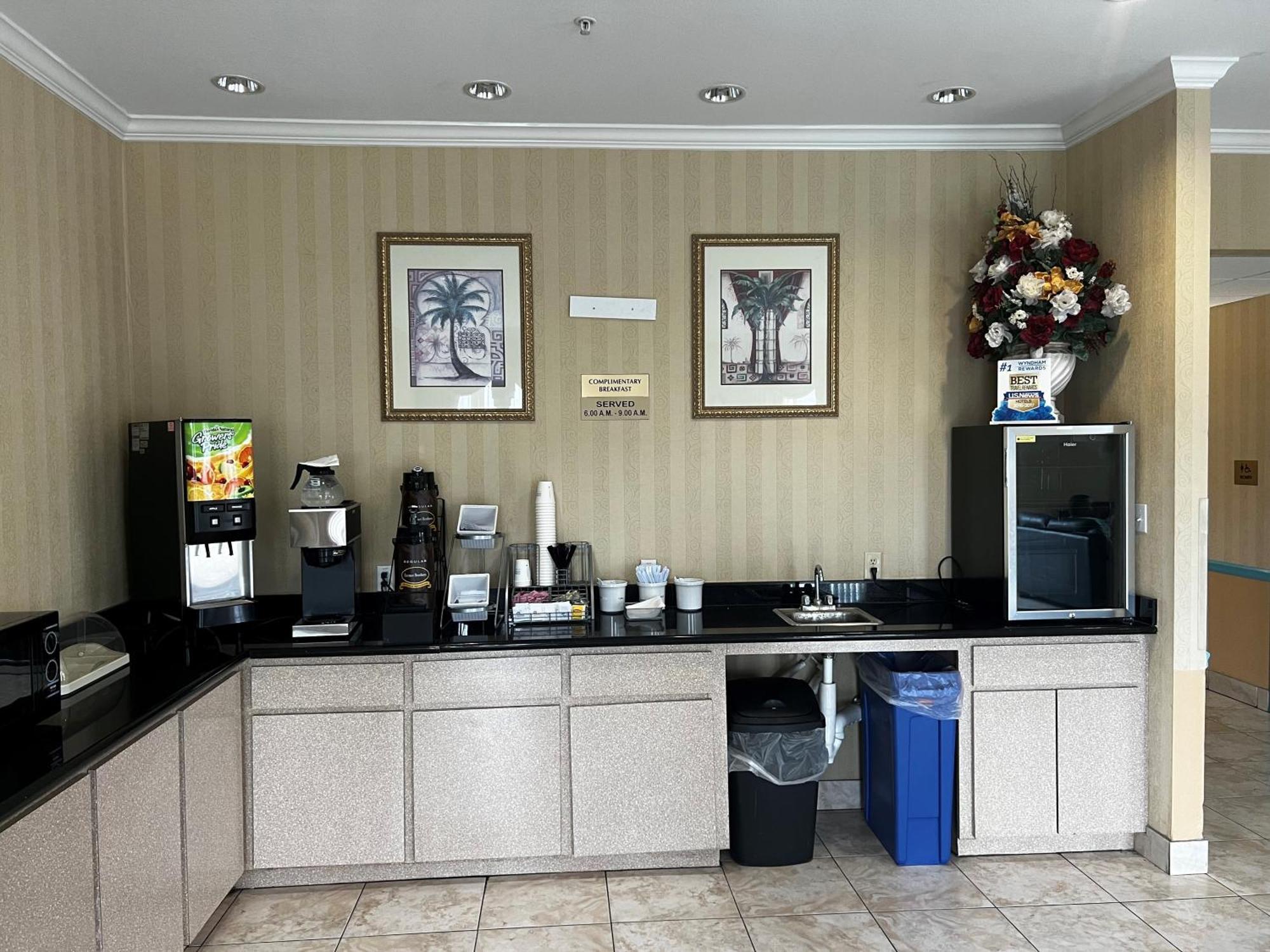 Super 8 By Wyndham Brookshire Tx Otel Dış mekan fotoğraf