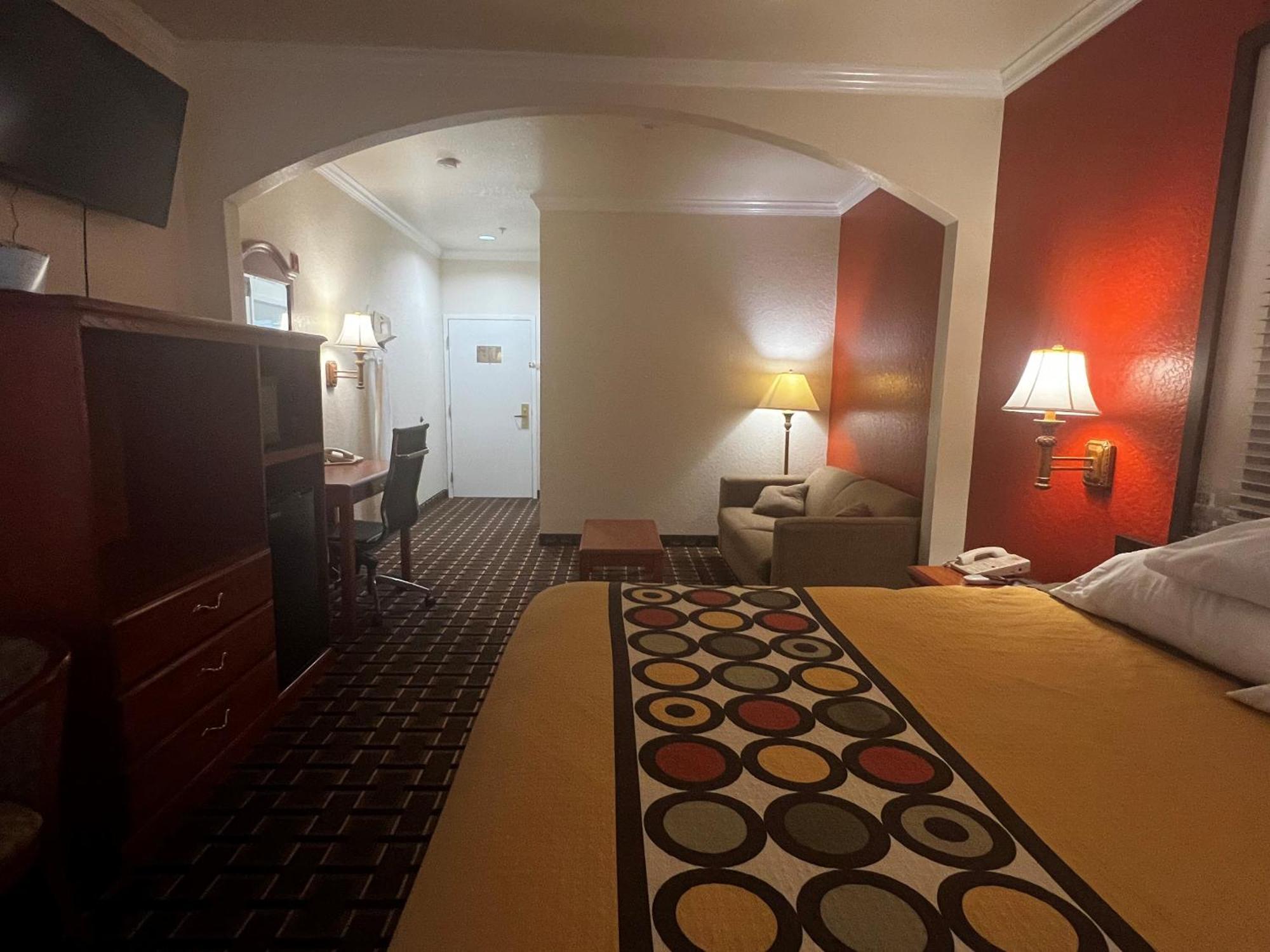 Super 8 By Wyndham Brookshire Tx Otel Dış mekan fotoğraf