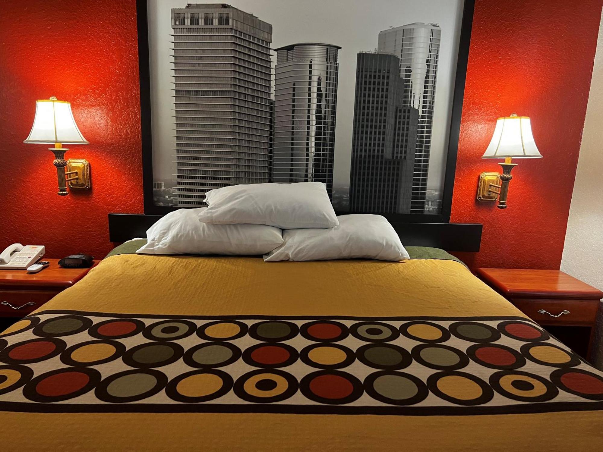 Super 8 By Wyndham Brookshire Tx Otel Dış mekan fotoğraf