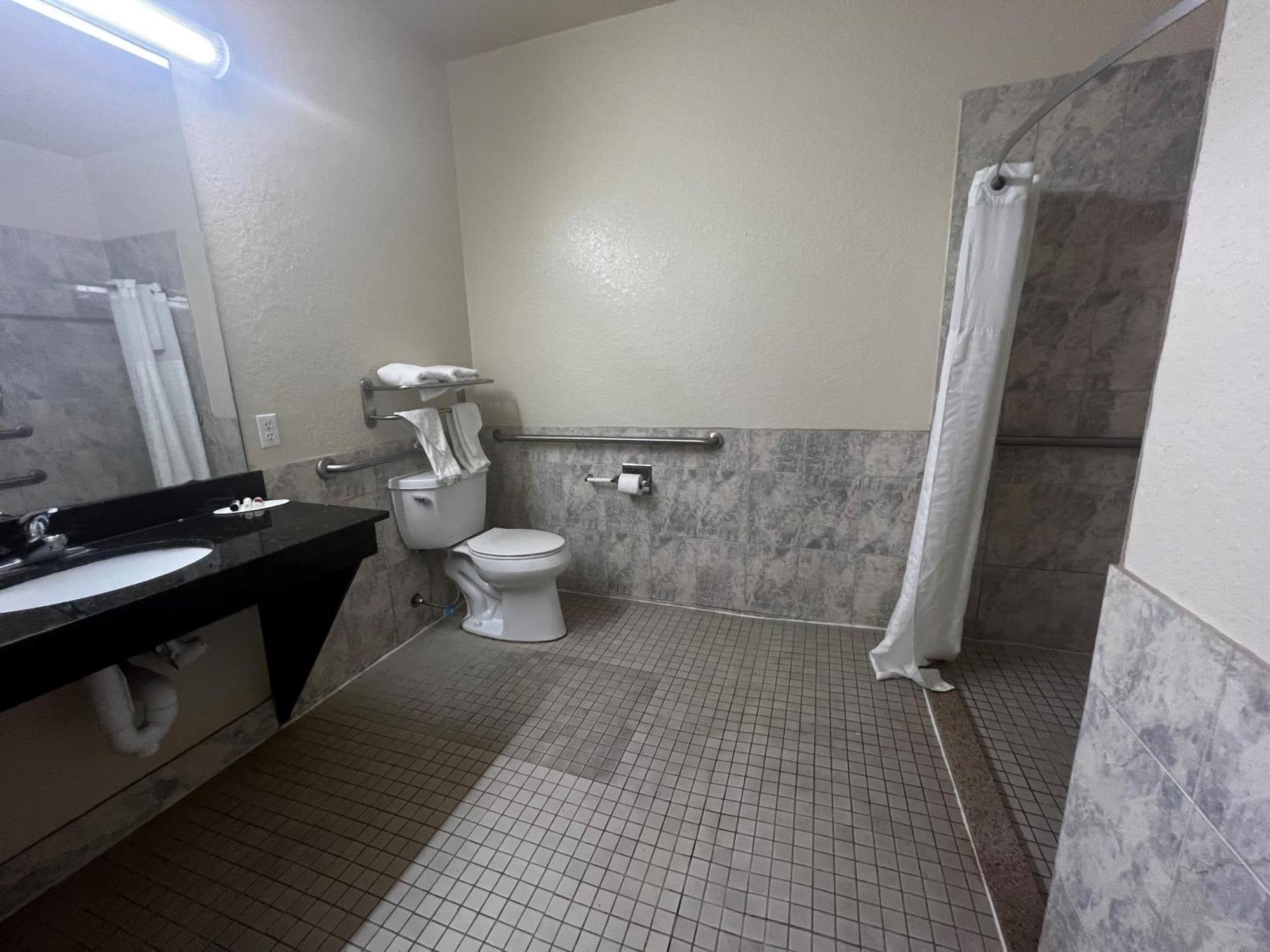 Super 8 By Wyndham Brookshire Tx Otel Dış mekan fotoğraf