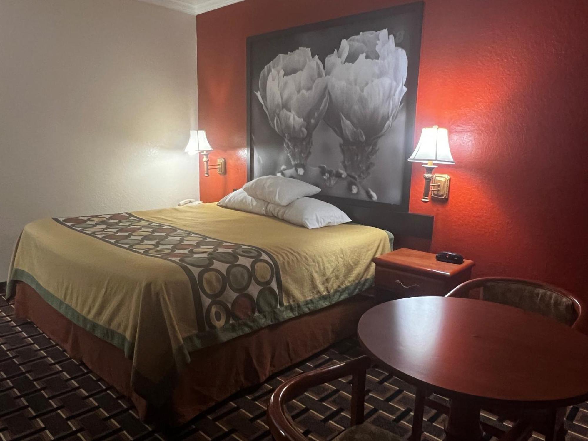 Super 8 By Wyndham Brookshire Tx Otel Dış mekan fotoğraf