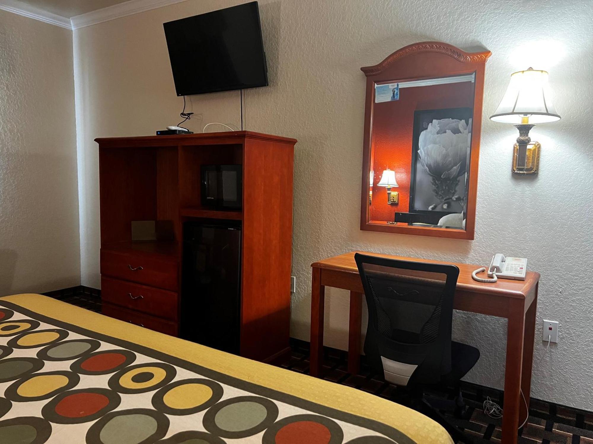 Super 8 By Wyndham Brookshire Tx Otel Dış mekan fotoğraf