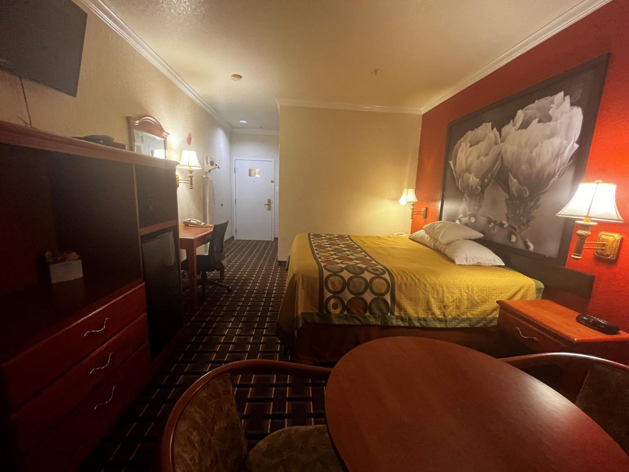 Super 8 By Wyndham Brookshire Tx Otel Dış mekan fotoğraf